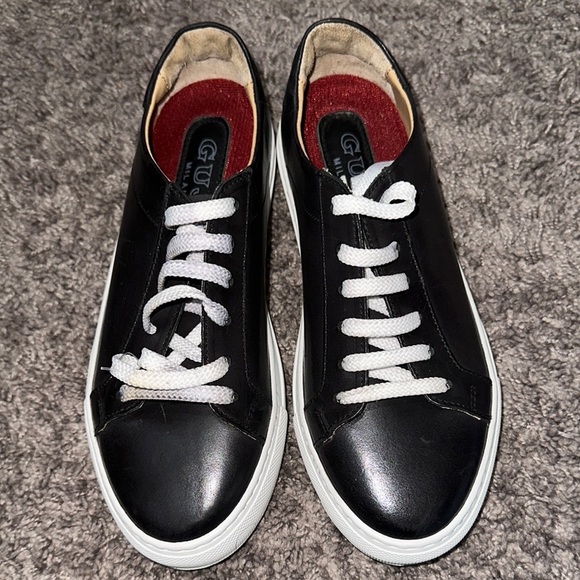 Black and White Athletic Shoes with Minimalist Design - Picture 1 of 6